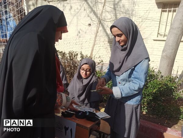 بازارچه کسب و کار دانش آموزی در دبیرستان دخترانه۱۳آبان 