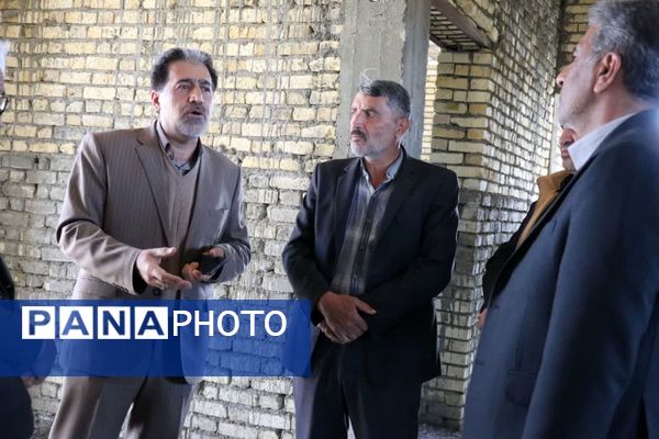 بازدید مشاور وزیر آموزش و پرورش از پروژه‌های مدرسه‌سازی در بخش بهمن ابرکوه 
