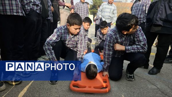 مانور زلزله در دبستان شهید رحیمی ناحیه۱