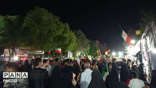 حضور گسترده مردم خرم‌ آباد در میدان امام (ره)، تاکید بر دفاع از میهن و آرمان‌ های انقلاب