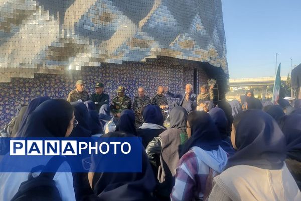 اردوی آمادگی و دفاعی دانش‌آموزان پایه نهم مدرسه فرشتگان در موزه دفاع مقدس