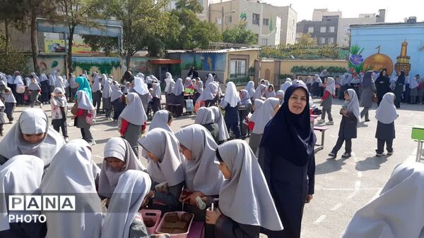 نمایش هنر و توانمندی دانش‌آموزان در بازارچه سالانه مدرسه نیایش