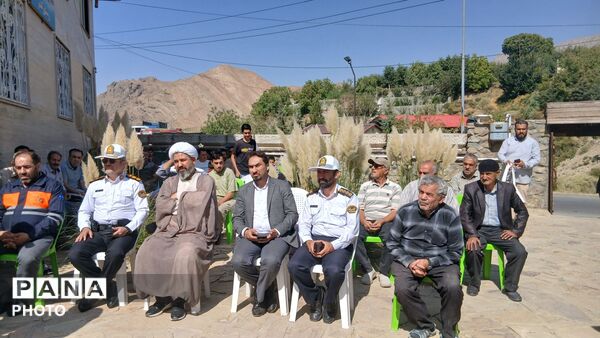 تجهیز و ایمن‌سازی راکبان موتورسیکلت در روستای کندر با حضور مسئولان راهور و آموزش و پرورش 