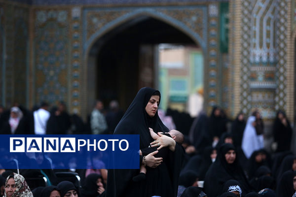 اهتزاز پرچم عزای سیدالشهدا(ع) بر فراز گنبد حرم حضرت معصومه(س)