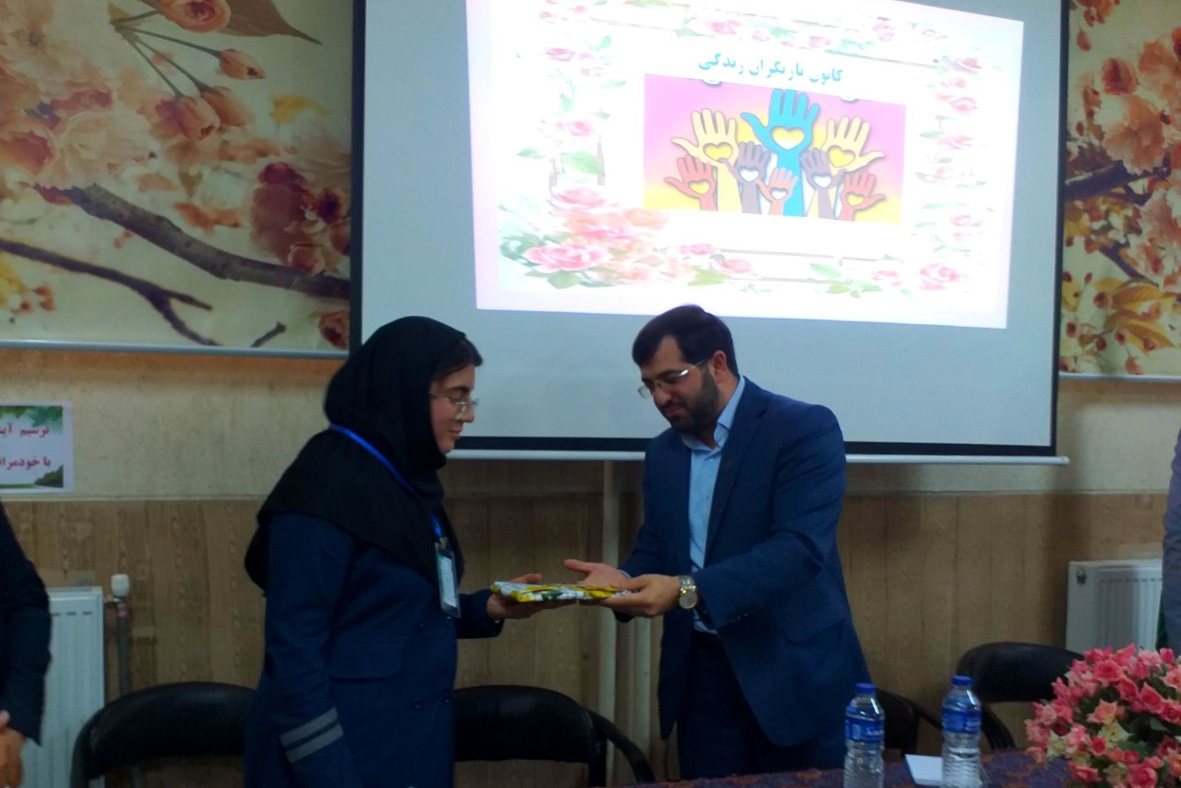 آیین افتتاحیه طرح کانون یاریگران زندگی و برپایی نمایشگاه مبارزه با آسیب‌های اجتماعی در دبیرستان شهید همت ملارد