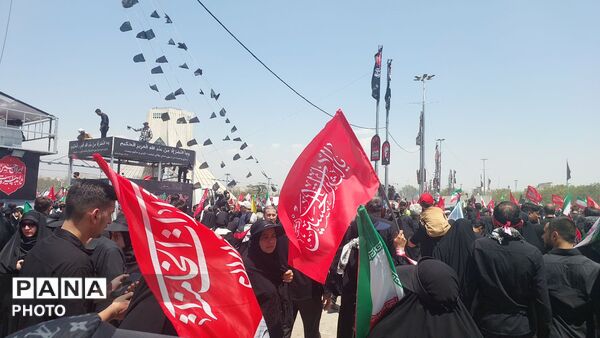 پرچم‌های سرخ بر فراز خیابان‌های تهران؛ بدرقه باشکوه رهبر شهید