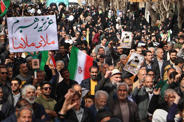 شکوه همبستگی مردم آباده در راهپیمایی ۲۲ بهمن