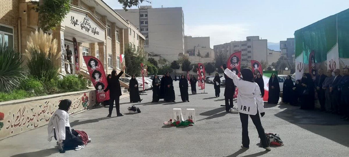 نمایش خیابانی دانش‌آموزان دختر استان البرز به مناسبت هفته دفاع مقدس 