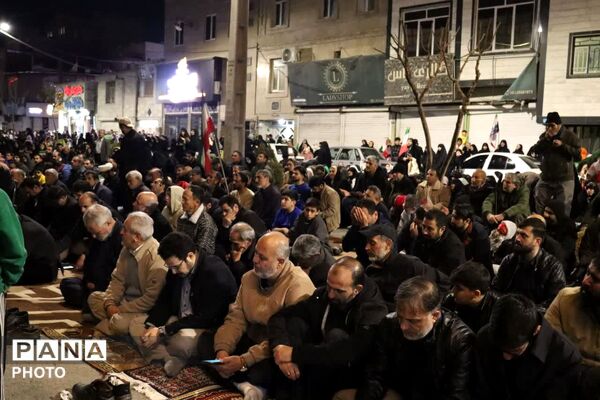برپایی نماز استغاثه روبه‌روی مسجد جامع محمدشهر کرج