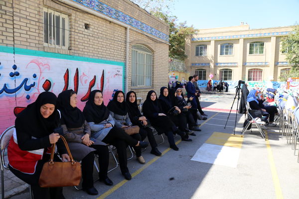 جشن عاطفه‌ها در دبیرستان ۱۳ آبان تبریز