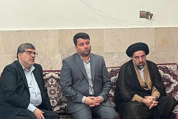 برپایی نماز جماعت همراه با بزرگداشت و تجلیل از مقام‌آوران دانش‌آموزی مدرسه نمونه دولتی ارشاد