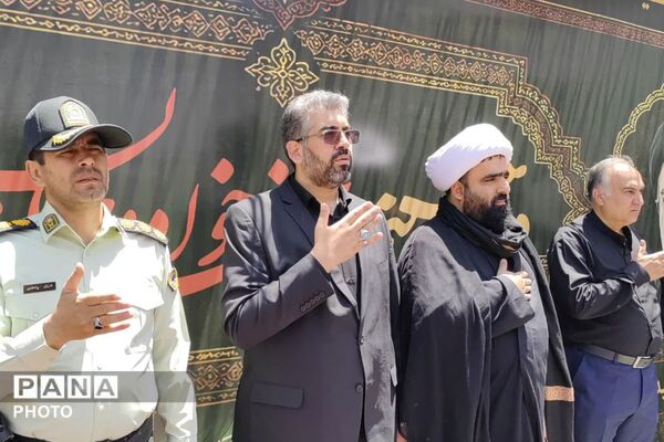 نماز ظهر عاشورا در میدان امام خامنه‌ای