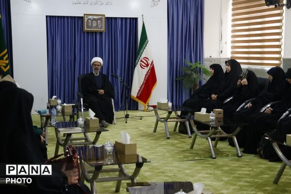 دیدار جمعی از دختران نخبه و برجسته با نماینده ولی فقیه در استان خراسان شمالی