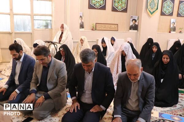 اقامه نخستین نماز مهرماه در هنرستان آل‌یاسین