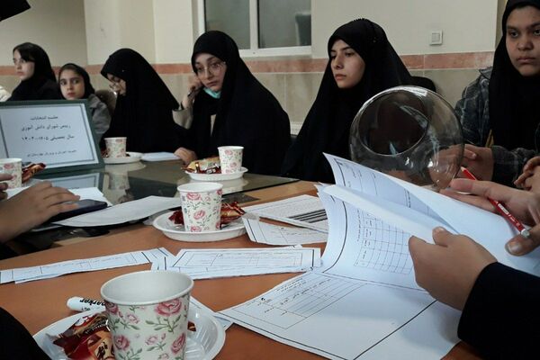 رقابت دانش‌آموزان منتخب در انتخابات منطقه‌ای شورای دانش‌آموزی بهارستان دو