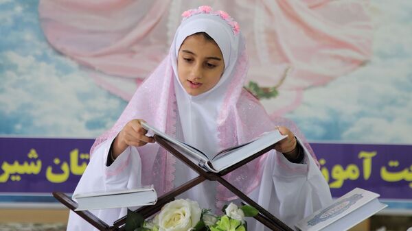 حضور پرشور مکلفین در مصلی بزرگ امام خامنه‌ای(مدظله العالی) با حضور بیش از ۱۰۰۰ هزار دانش‌آموز شهرستان