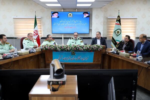 گل‌های قدردانی دانش‌آموزان پیشتاز برای حافظان امنیت