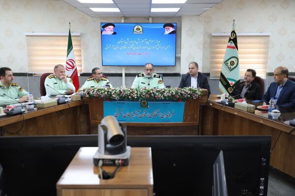 گل‌های قدردانی دانش‌آموزان پیشتاز برای حافظان امنیت