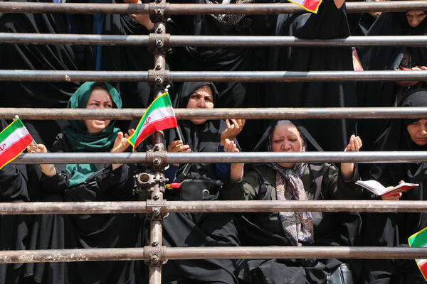حضور پرشور نوجوانان قمی در آیین استقبال از رئیس جمهوری 