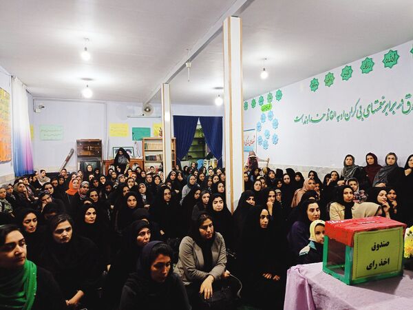 اولین جلسه انجمن اولیا دبستان سمیه کاشمر