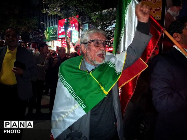 کودکان و جوانان انقلابی کاشمر در میدان خیابان