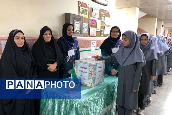 برگزاری انتخابات همیار مشاور در آموزشگاه شاهد نجمه ناحیه دو شهرری 