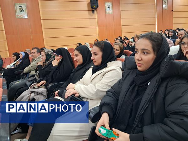 آیین تجلیل از رتبه‌برترهای کنکور ۱۴۰۳ اداره آموزش و پرورش ناحیه یک زنجان