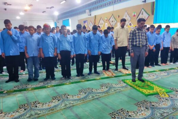 اولین نمازجماعت مدرسه امین بکایی ناحیه ۴شیراز 