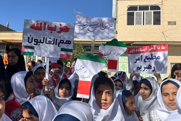 حضور حماسی دانش‌آموزان در راهپیمایی باشکوه ۱۳ آبان ماه در سورمق