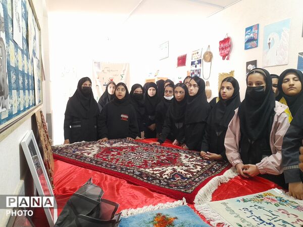 بازدید دانش آموزان  آموزشگاه تکتم از نمایشگاه کانون امام خمینی (ره) 