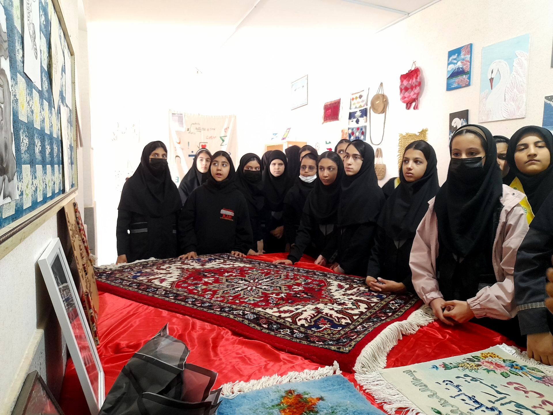 بازدید دانش آموزان  آموزشگاه تکتم از نمایشگاه کانون امام خمینی (ره) 