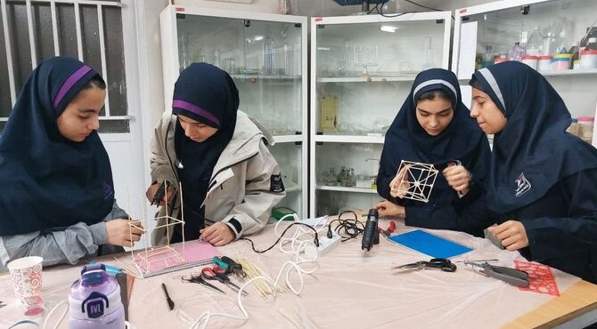 کارسوق سازه های سرنگی در دبیرستان دخترانه شاهدبحرینیان ناحیه۴ اصفهان