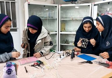 کارسوق سازه های سرنگی در دبیرستان دخترانه شاهدبحرینیان ناحیه۴ اصفهان