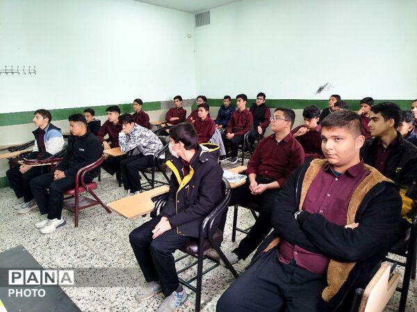 فرایند بررسی عملکرد معلمان منتخب دبیرستان نمونه آیت الله خامنه ای