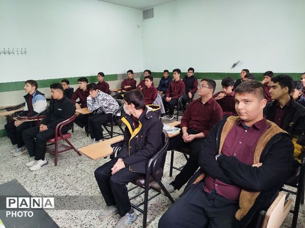 فرایند بررسی عملکرد معلمان منتخب دبیرستان نمونه آیت الله خامنه ای