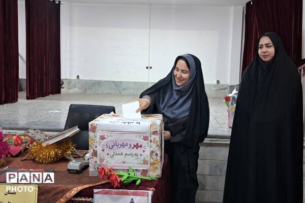 هم‌کلاسی‌های مهربان در مدرسه حاج محمدعلی تقی‌پور