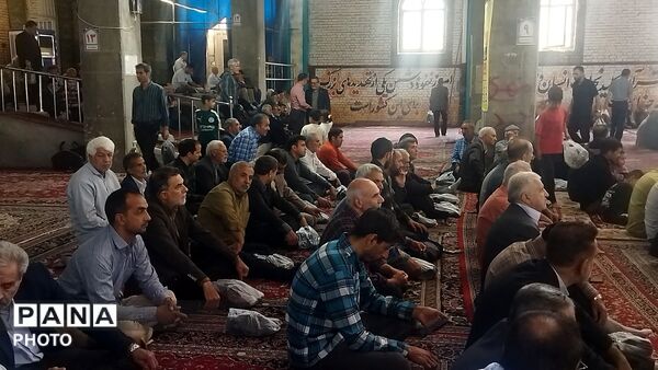 از پیر تا دانش آموز در نماز جمعه نیشابور حضور دارند-۱