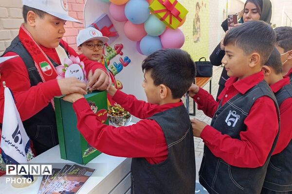 جشن عاطفه‌ها در دبستان ایمان همزمان با سراسر کشور