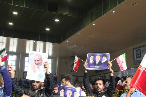 استقبال مردم اهواز از رئیس جمهوری