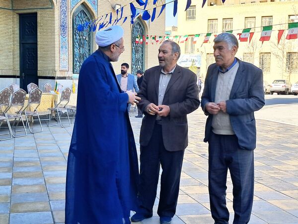 برپایی میز خدمت در نمازجمعه ملارد؛ حل سریع مشکلات مردم در حاشیه نمازجمعه