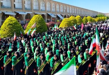 نمایش اقتدار و هم‌آوایی دختران در اجتماع بزرگ «دختراتو ببین»