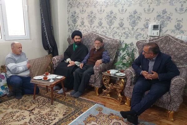 دیدار فرماندار فیروزکوه با خانواده‌های شهدا