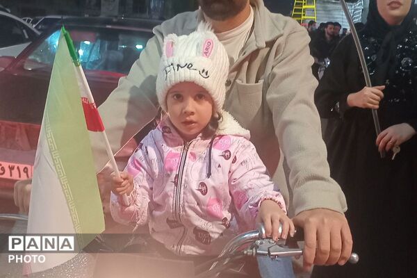حضور مردم‌ نسیم‌شهر در سی هفتمین تجمع شبانه میدان‌ هفت‌تیر