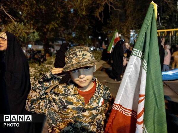 مردم تویسرکان در تجمع شبانه بر استمرار همراهی با انقلاب تأکید کردند