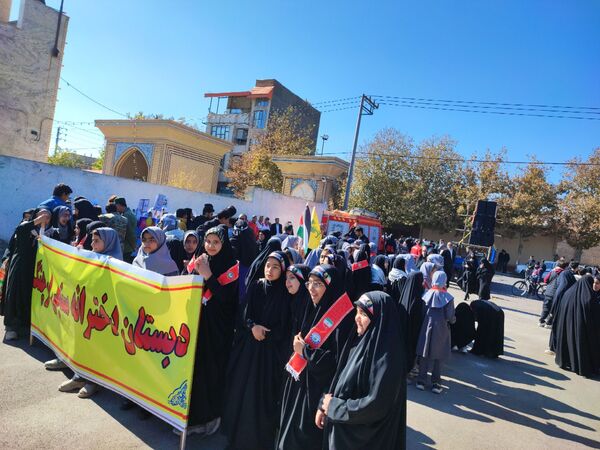 طنین شعارهای ضد استکباری در شاندیز