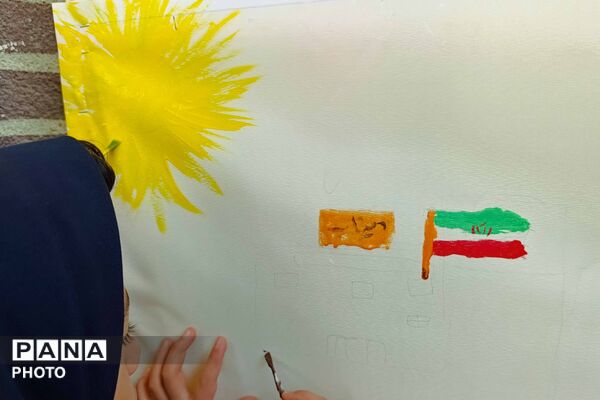 نقاشی دانش‌آموزان دختر در هفته کودک