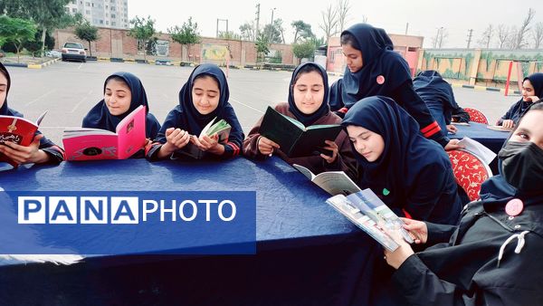 نشست ادبی دانش‌آموزان در کافه کتاب آموزشگاه هیات امنایی فرزانگان