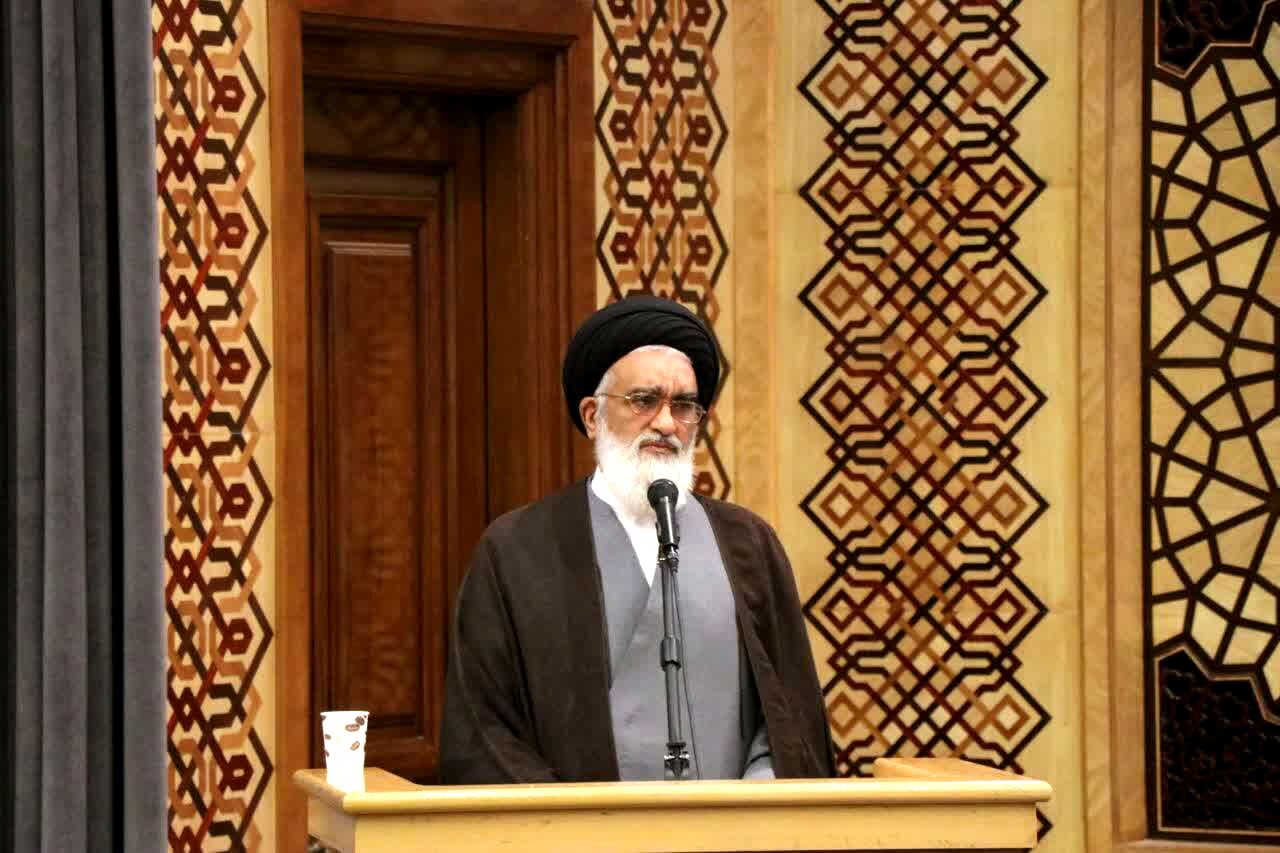 خدمت در جبهه حق باید جهادی و در مسیر ولی فقیه باشد
