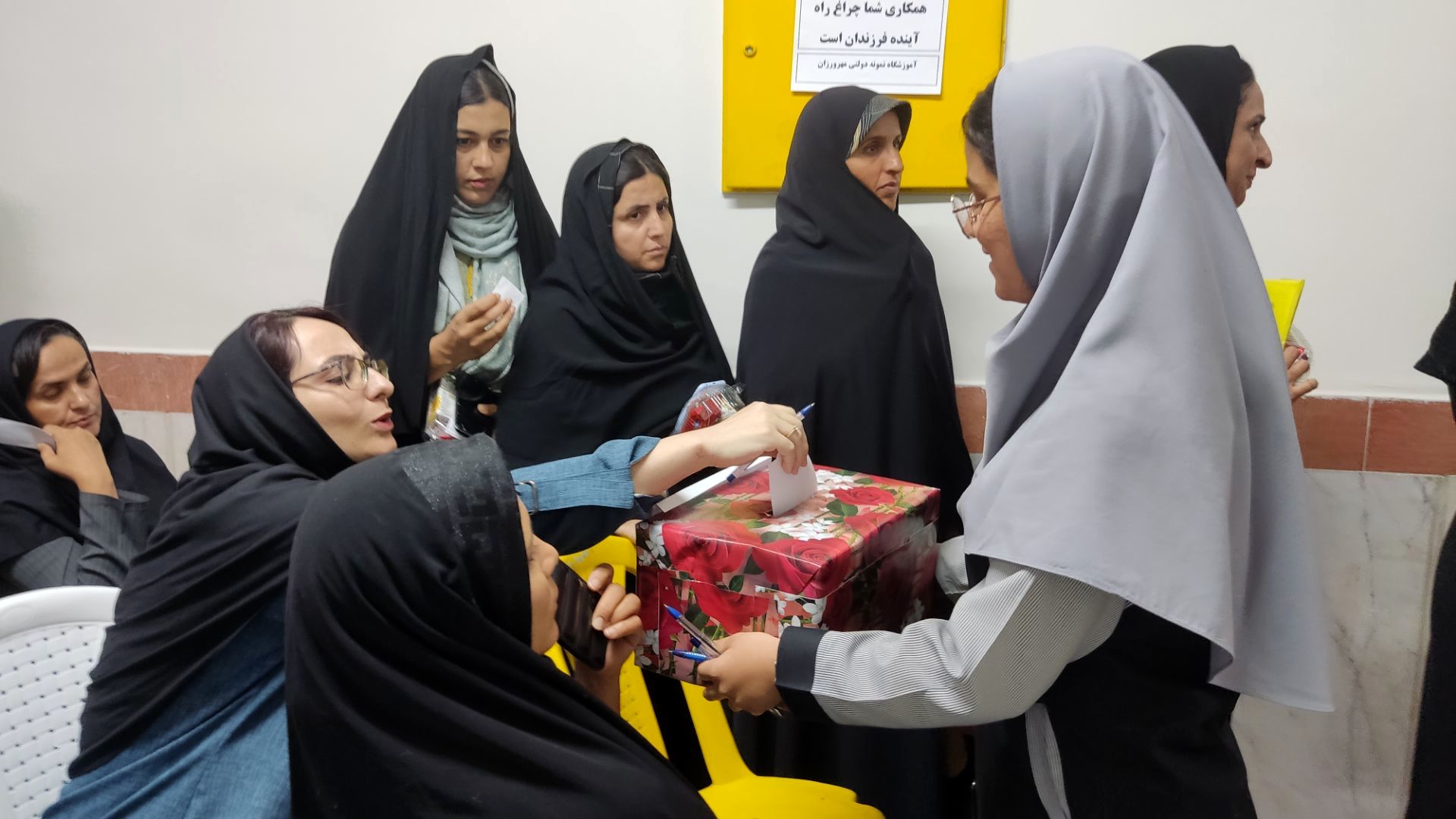 جلسه انجمن اولیا و مربیان در دبیرستان نمونه دولتی مهرورزان خواف