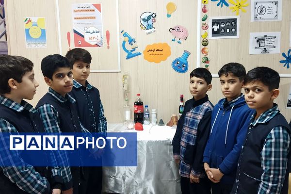 بازدید کارشناس پژوهش ناحیه دو شهرری از نمایشگاه پژوهش دبستان قلنبر